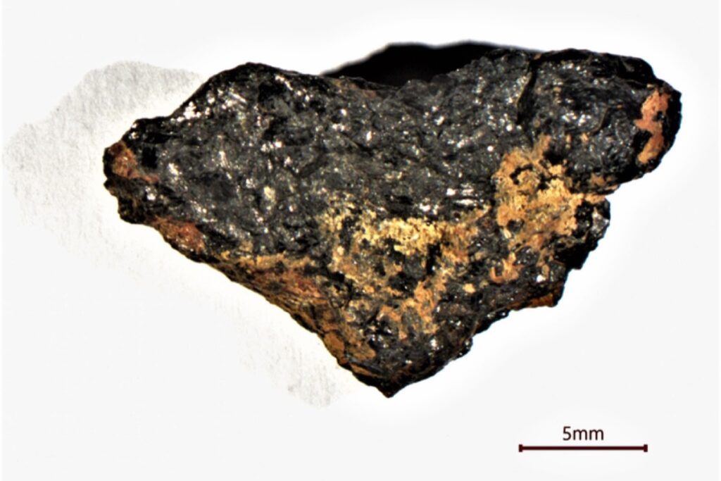 Scientists Stunned: Hypatia Stone Contains Never-Before-Seen Extraterrestrial Compounds 4 Hypatia with Scale Ruler