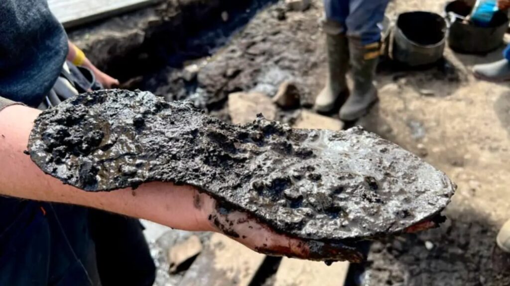 Massive Ancient Shoe Found in UK Fortress—Experts Baffled by Size and Origins 4 Mud-covered base of the recovered shoe