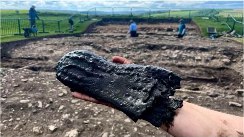 Massive Ancient Shoe Found in UK Fortress—Experts Baffled by Size and Origins 3 Roman leather shoe