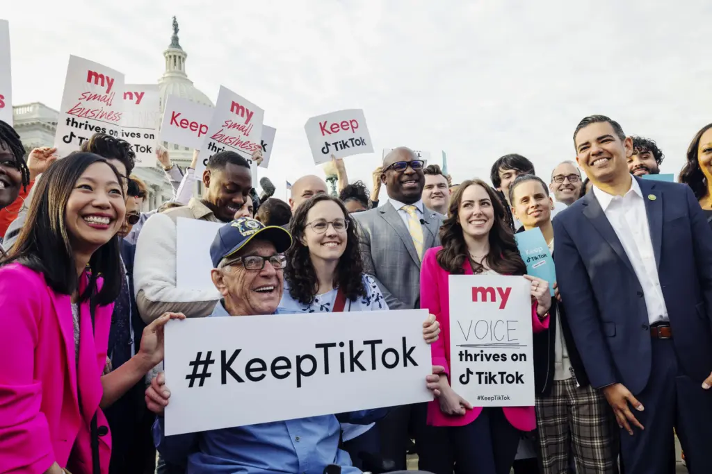Trump Pushes TikTok Deadline, Claims China Holds the Final Say on Sale 4 TikTok Rally