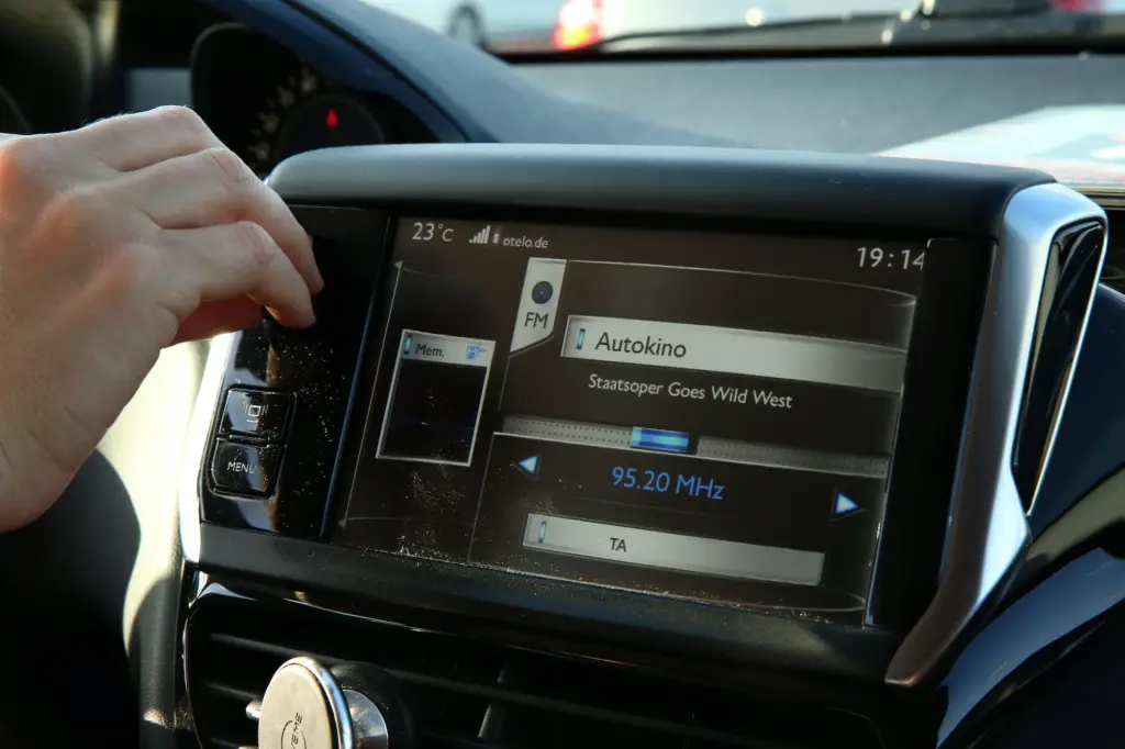 Neurologists Reveal: The Surprising Gesture When Parking That Could Signal Cognitive Decline 2 Turning Down the Car Radio While Parking