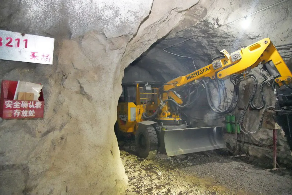 Geologists Unveil Colossal Gold Deposit—A Treasure Worth Over $80 Billion! 2 Underground tunnel machinery