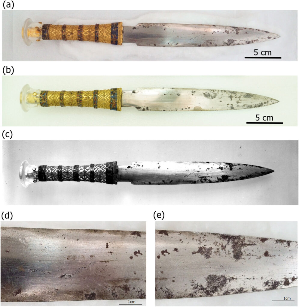 angles of the dagger and sheath