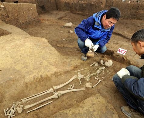 Groundbreaking Discovery in China Stuns Archaeologists; A Lost Chapter of Civilization Emerges 2 unearthing a skeleton in Shaanxi